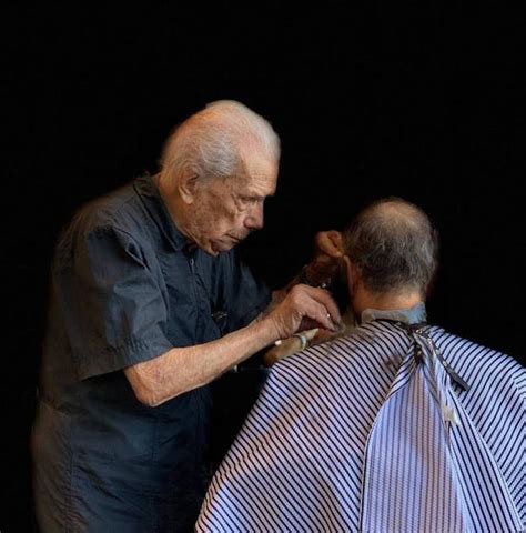 Fotografía de Anthony Mancinelli trabajando en su barbería Fantastic Cuts