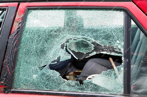 Imagen ilustrativa de un automóvil con las ventanas rotas y el interior revuelto