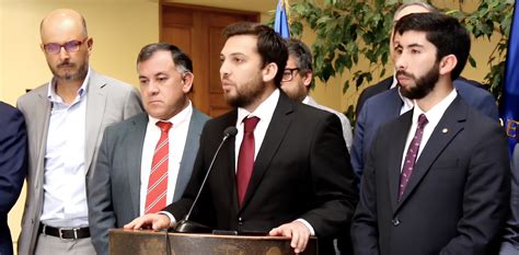 Fotografía del diputado Raúl Soto conversando con el ministro Gonzalo Blumel