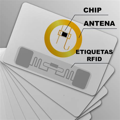 Comparativa visual entre una tarjeta física de PVC con chip RFID y una credencial digital mostrada en un smartphone.