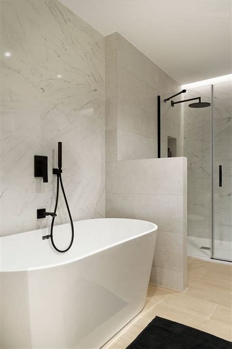 Esquema: Comparativa entre un baño tradicional con bañera y un baño adaptado con ducha a ras de suelo y barras de apoyo.