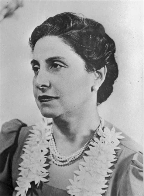 Retrato histórico de Amanda Labarca, educadora y promotora de los derechos de la mujer en Chile.