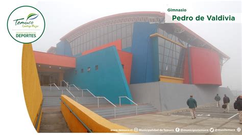 Foto panorámica del Gimnasio Pedro de Valdivia de Temuco durante el campeonato de cueca, mostrando a los asistentes y algunas parejas bailando.