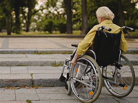 ilustración de una persona mayor con movilidad reducida debido a la sarcopenia