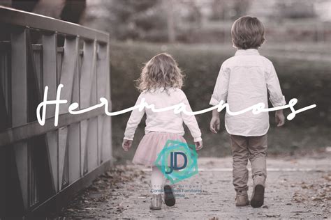 Fotografía que representa la relación entre hermanos, uno de ellos con discapacidad.