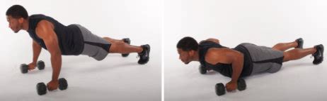 Persona realizando flexiones de muñeca con mancuernas, con los antebrazos apoyados en una mesa.