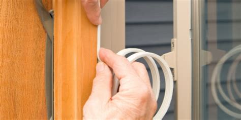 Infografía sobre cómo instalar burletes en puertas y sellar ventanas con silicona.