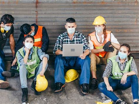 Representación gráfica de las diferentes formas de precariedad laboral, como subcontratación, falsos autónomos y economía sumergida.