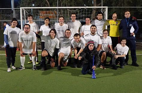 Fotografía de un equipo de fútbol inclusivo en acción.