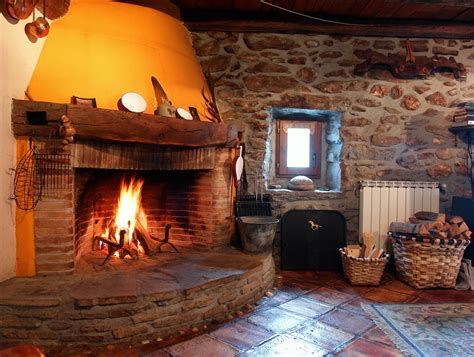 Fotografía costumbrista de un hogar rural con chimenea en invierno.