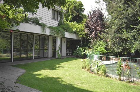 Foto de la fachada de una residencia Villa Soleares con jardines
