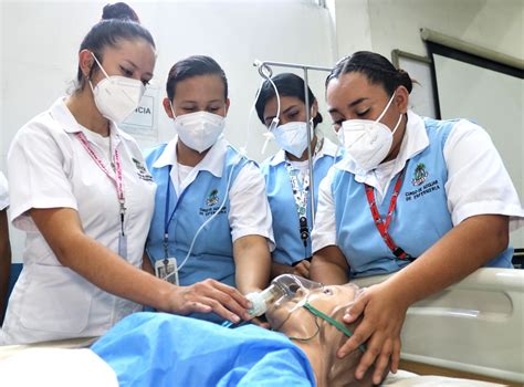 Foto de un auxiliar de enfermería asistiendo a un anciano en la higiene personal