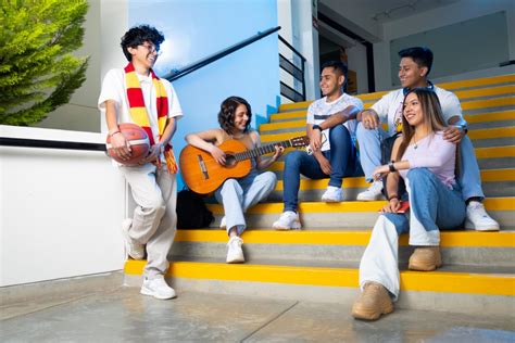 Fotografía de estudiantes participando en actividades deportivas extracurriculares