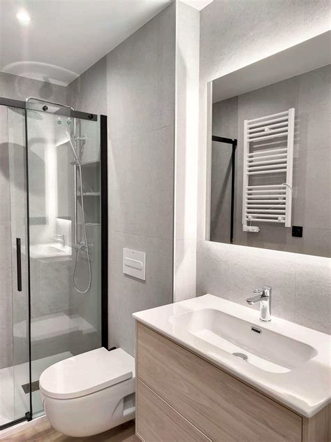 Fotografía de un baño reformado con elementos de seguridad y accesibilidad