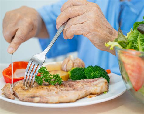 Mesa con comida saludable para personas mayores