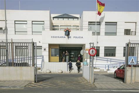 Fotografía ilustrativa de una comisaría de policía o entorno institucional.