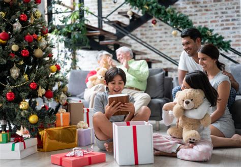 Familia disfrazada entregando regalos a niños en un hospital