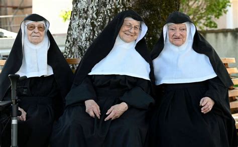 Foto de tres monjas ancianas en el exterior de un convento antiguo en Austria