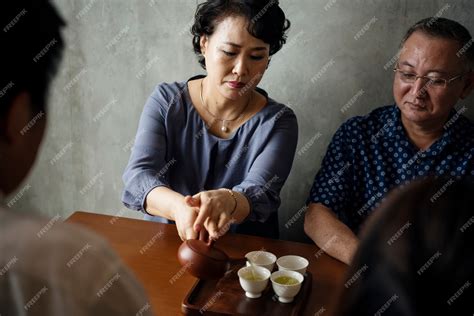 Foto de personas mayores japonesas trabajando activamente