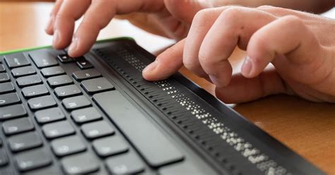 Fotografía de una persona utilizando un teclado braille conectado a un dispositivo