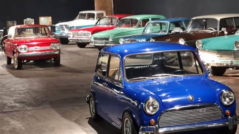 Foto de una colección de autos antiguos en un museo de Arica