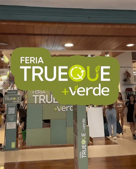 Foto de una feria de trueque en zonas rurales de Perú con adultos mayores intercambiando productos