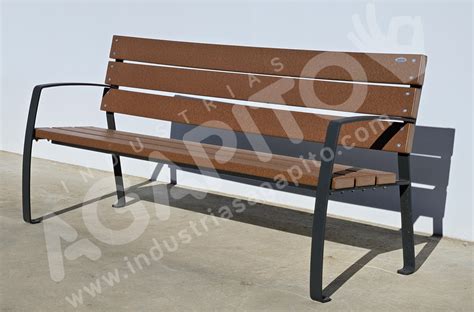 Foto de banco urbano accesible de Industrias Agapito, fabricado con plástico reciclado