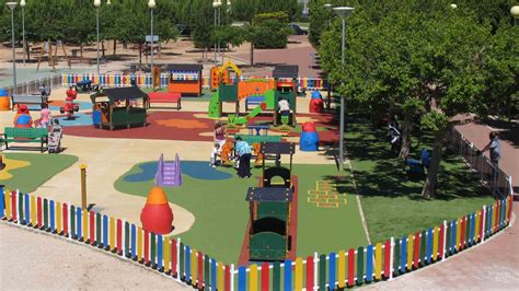 Foto de un parque infantil diseñado con principios de accesibilidad universal