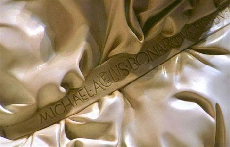 Detalle de la firma de Miguel Ángel en la Pietà del Vaticano