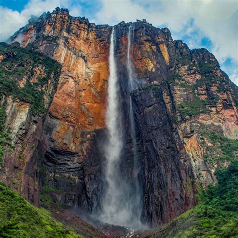 Ilustración del Salto del Ángel y tepuyes en la Gran Sabana
