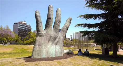 Fotografía aérea del Parque de las Esculturas con obras de arte al aire libre