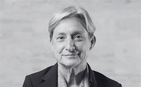 Fotografía de Judith Butler en una conferencia, interactuando con el público.