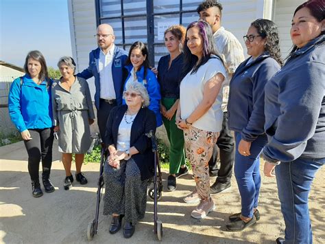 Foto: Voluntarios interactuando con adultos mayores en un programa de Hogar de Cristo