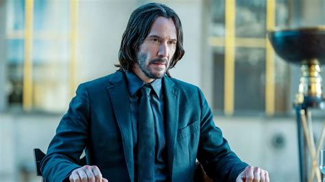 Montaje de Keanu Reeves entrenando para John Wick 4