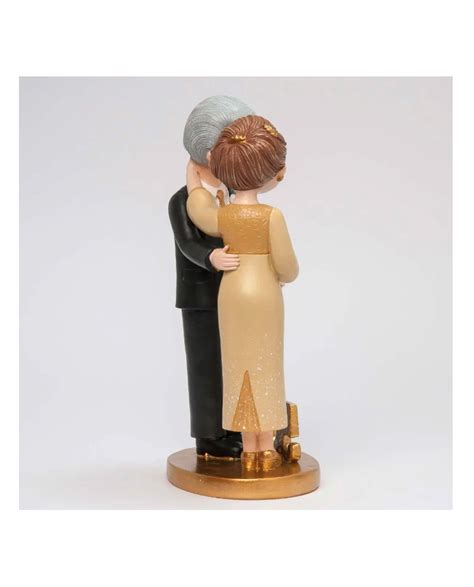 Detalle de figura de resina pintada a mano para tarta de bodas