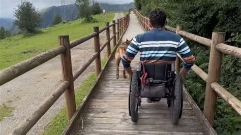 Fotografía: Personas utilizando un sendero accesible en un parque