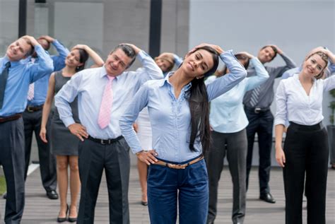 Foto de grupo de instructores de pausas activas, incluyendo personas con discapacidad