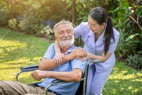 Foto de un adulto mayor sonriendo con su cuidador, mostrando un vínculo afectivo