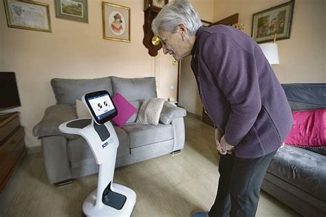 Imagen de un adulto mayor interactuando con un robot asistencial o una mascota robótica