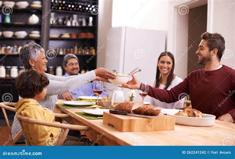 Familia intergeneracional compartiendo un momento feliz en casa