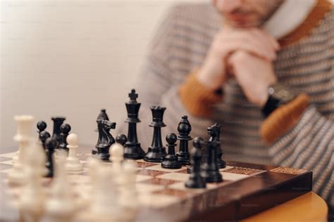 Foto de una persona mayor concentrada jugando al ajedrez