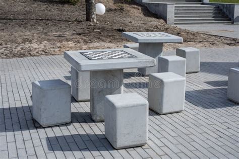 Foto de una mesa de ajedrez de hormigón en un parque