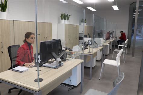Oficina de atención ciudadana municipal con personal atendiendo a público.