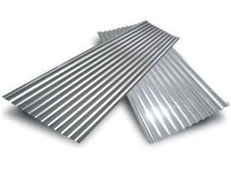 Detalle de materiales de construcción como planchas de zinc y nylon.