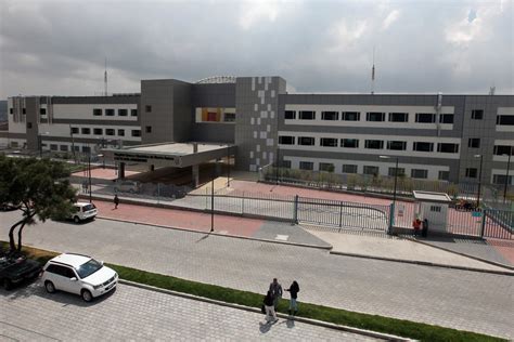 Foto panorámica del Hospital Clínico UC con su entrada principal modernizada