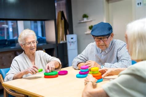Foto de niños interactuando felizmente con adultos mayores, jugando o leyendo juntos