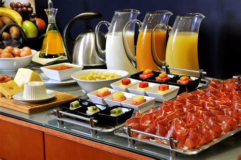 Mesa de desayuno bufé con productos locales