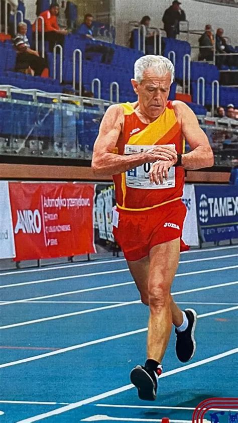 Juan López corriendo en una carrera, destacando su vitalidad