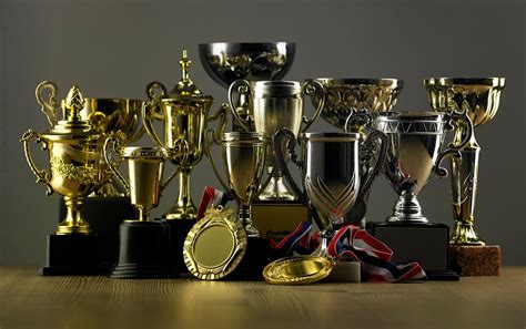 Juan López mostrando sus medallas y trofeos