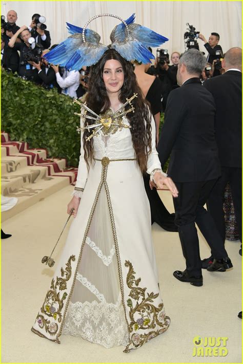 Lana Del Rey en la Met Gala 2018 luciendo un diseño de Gucci